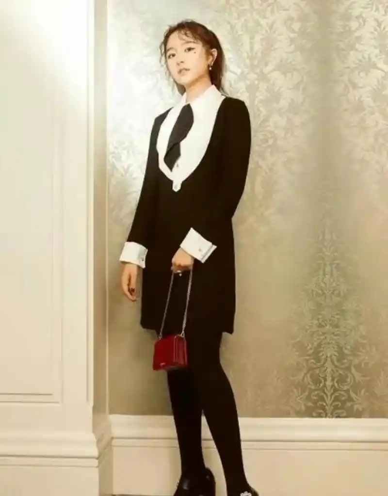 李兰迪太有女人味了,穿黑色丝袜秀美腿,网友:不愧是新时代女神