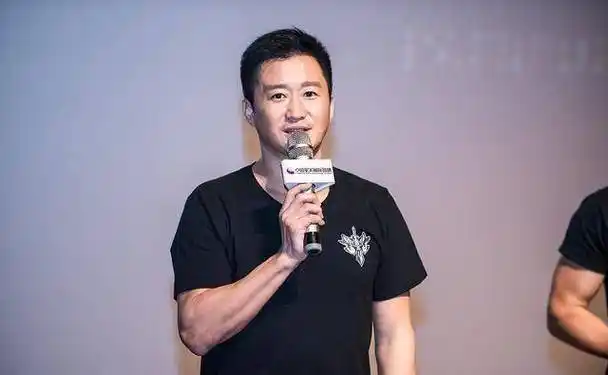 吴京现身厦门,黑色t恤秀结实肌肉,网友:硬汉来了_电影_电视剧_谢楠