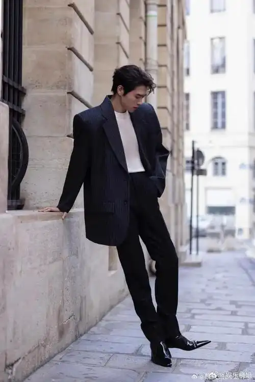 而且这次有很多全身图,粉丝被魏大勋喂的饱饱的,好幸福了!