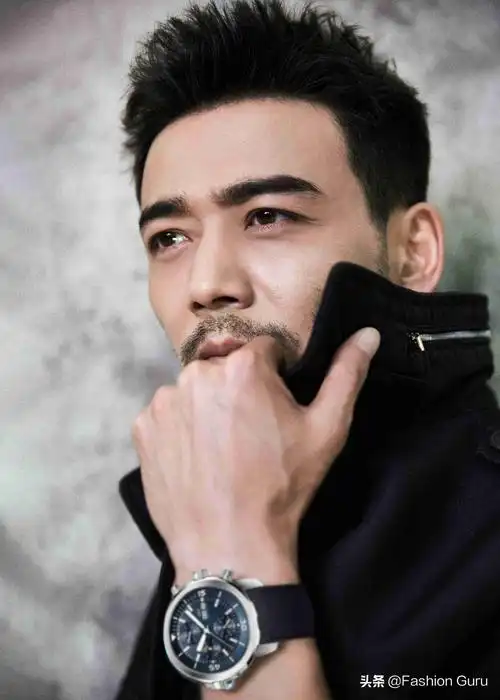 杨烁佩戴iwc万国表尽展"跨界歌王"勇者风范