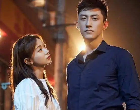 黄景瑜单手抱吴谨言,两人体型差嗑到了_段燃_直播间_青梅竹马