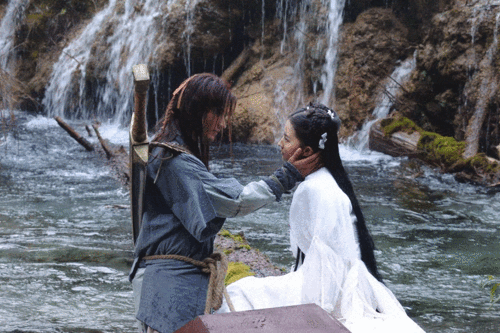 黄晓明,刘亦菲版本的《神雕侠侣》有不少外景出自九寨沟,其中有一幕是