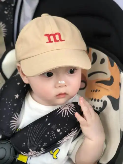 看这里有个敲可爱滴小男孩