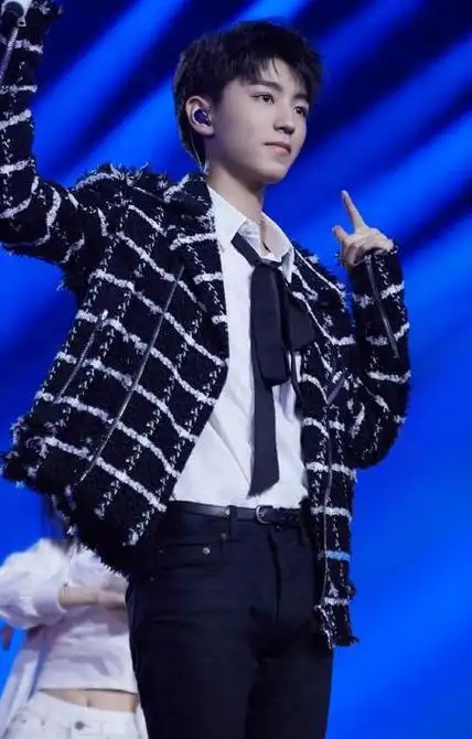 活泼少年王俊凯黑色拼接西装也能打破古板严肃风