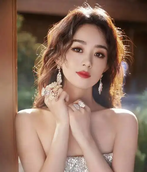 赵丽颖 | 1,最近有网友发现,张艺兴的舞台伴舞穿搭疑似撞衫了蔡徐坤在