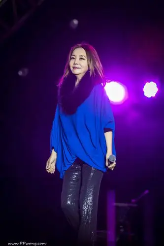 8日生于台湾省台中市丰原区,祖籍辽宁省铁岭市昌图县,中国台湾女歌手