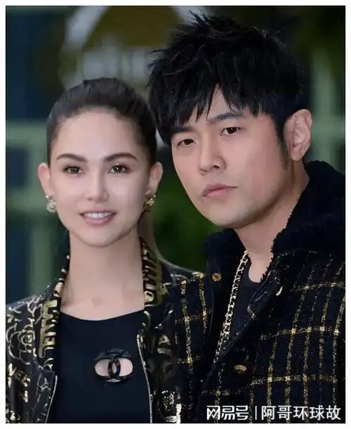 甜炸了昆凌飞奔周杰伦怀里亲吻拥抱他结婚9年依然如热恋