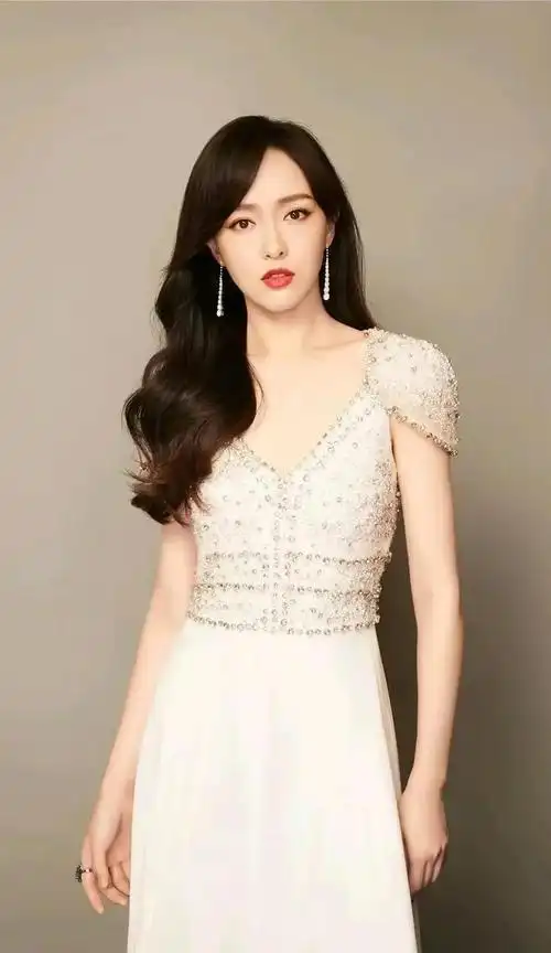 当31岁周冬雨和36岁刘亦菲站一起,一目了然,美人在骨不在皮|唐嫣|素颜