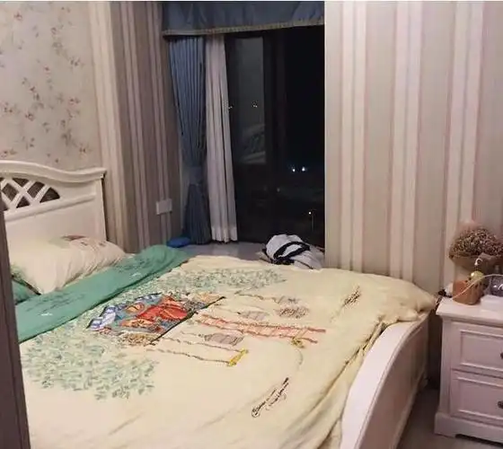 主卧室,床头墙贴上花色墙纸,搭配白色的大木床,显得自然温馨.