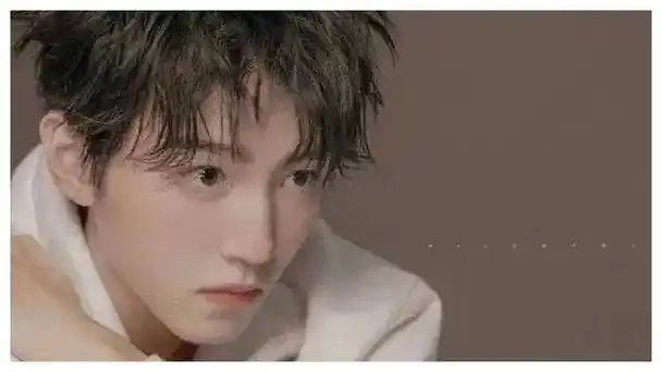 王俊凯恋情疑似曝光,与经纪人杨柳传闻不休,网友热讨!_形象_明星_质疑