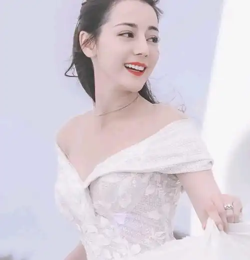 穿上一字肩礼裙的迪丽热巴,就像童话里的白雪公主一样,本身迪丽热巴的