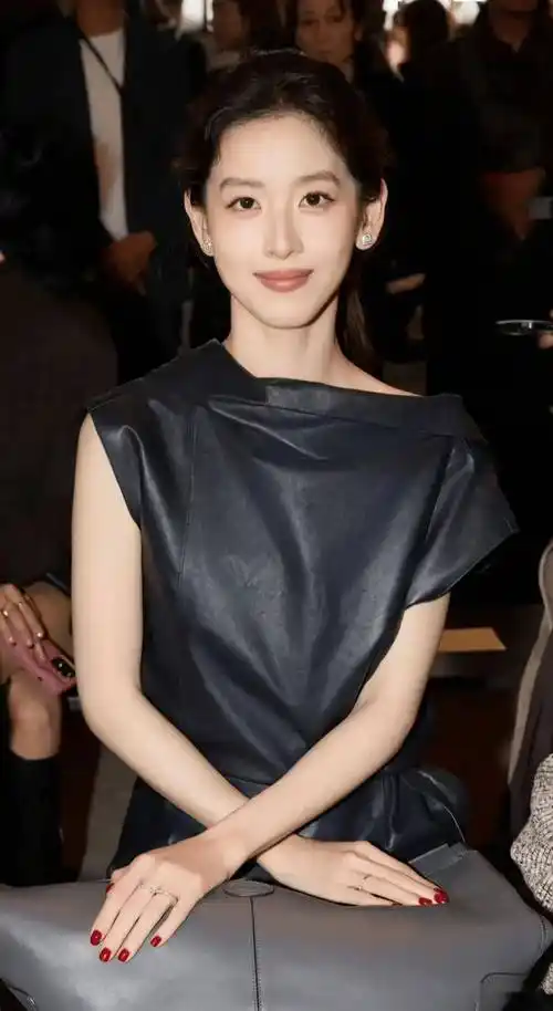 米兰这天,30岁的章泽天秒了一群女艺人,刘雯的皮肤也太光滑了