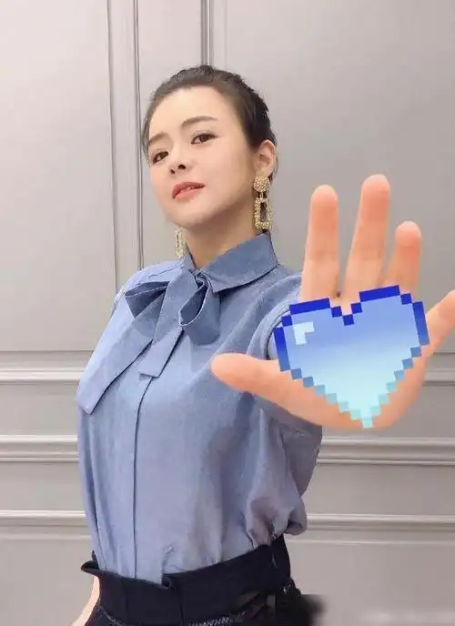 东方卫视主持人陈辰罕晒娃,4个月女儿弹钢琴,遗传父亲音乐细胞