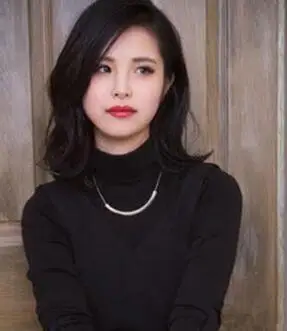 黑色中分短发烫发发型 打造自然迷人女生