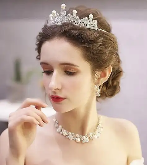 英国新娘依旧喜欢戴皇冠,英式新娘皇冠盘发看着简单很唯美的_女生