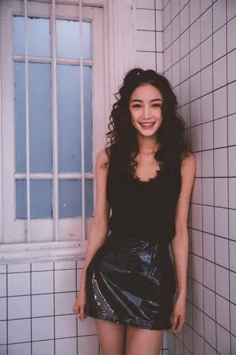 小花张南出席品牌活动 all black摇滚少女范十足