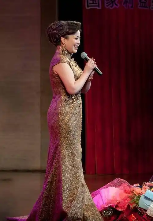 身穿旗袍端庄优雅,身材圆润曼妙,越看越迷人_张也_优点_蓝色