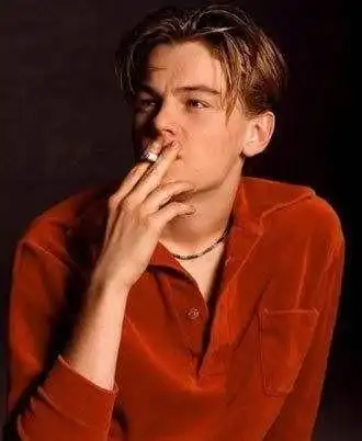 现在已然变成了一个大腹便便的大叔了,不过年轻时候的小李子抽烟的