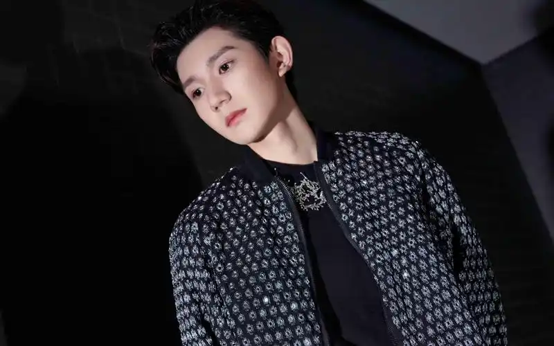 王源黑色夹克酷帅写真视频欣赏