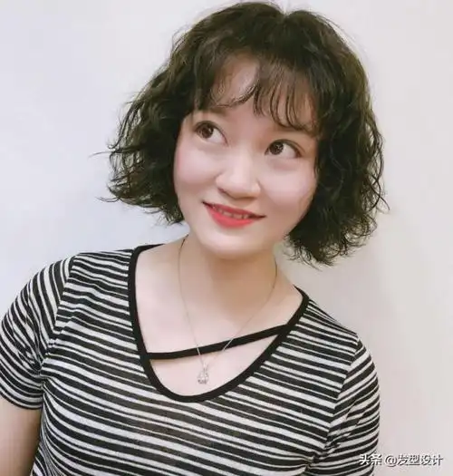 短卷发造型今年流行减龄短发烫发型30款