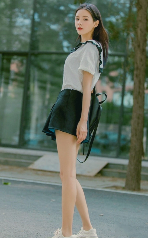 张予曦的"校服"照火了,当她转身那一刻,这哪像29岁的人?