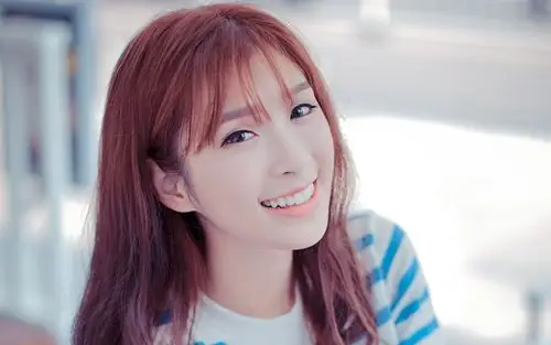 成熟性感美女户外清新写真图片壁纸