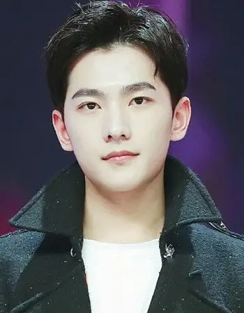 没有刘海的好看发型男五精致的五官与清爽的露额短发搭配起来,偏分