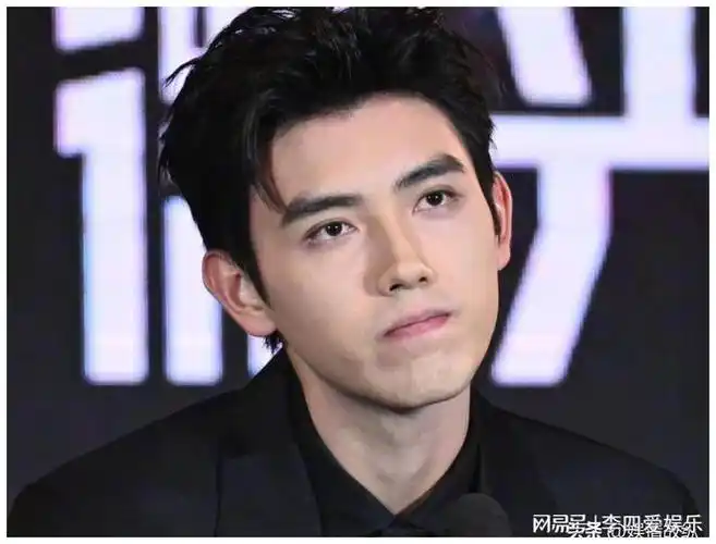 脸型崎岖,颧骨突出,嘴歪,当明星离开精修,缺点全暴露!