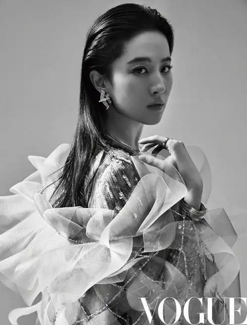 刘亦菲竟然只穿一件小吊带拍vogue首封,随性洒脱,总是给人惊喜|西装