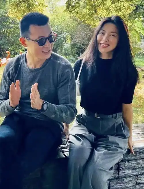 朱珠分享全家巴黎旅行照,与老公出席高档宴会,女儿气场不输超模