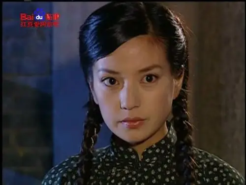 角色:陆依萍扮演者:赵薇陆依萍马尾辫造型休闲恬静犹