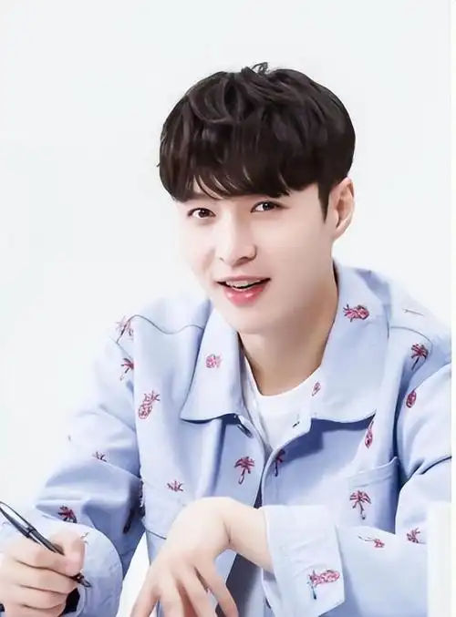 从2018年开始,张艺兴在央视春晚的舞台上连续展现了四年的精彩表演.