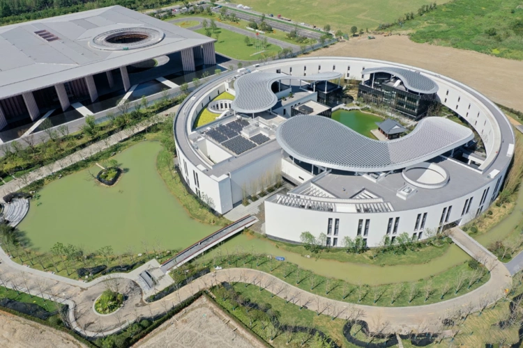 湖畔大学新校区主体建筑竣工,设计尽显江南意境