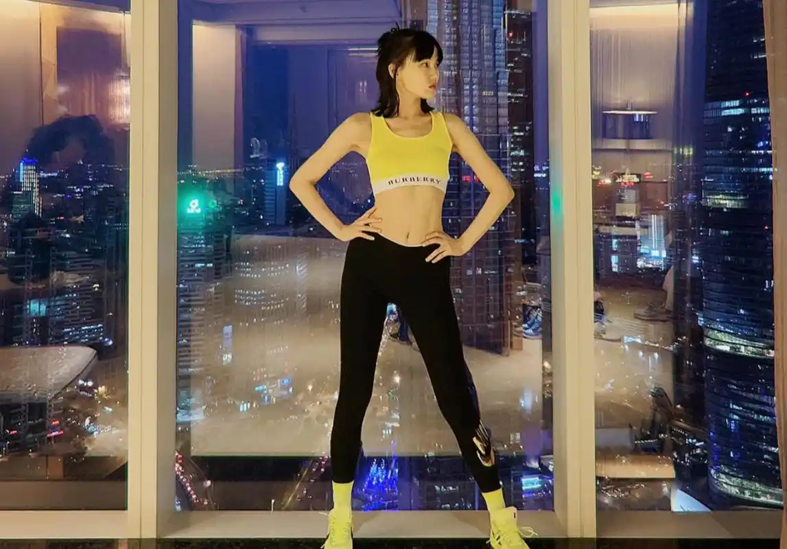 黄龄舞台摔伤后再秀造型,运动休闲装状态满满,花鸟包超抢眼