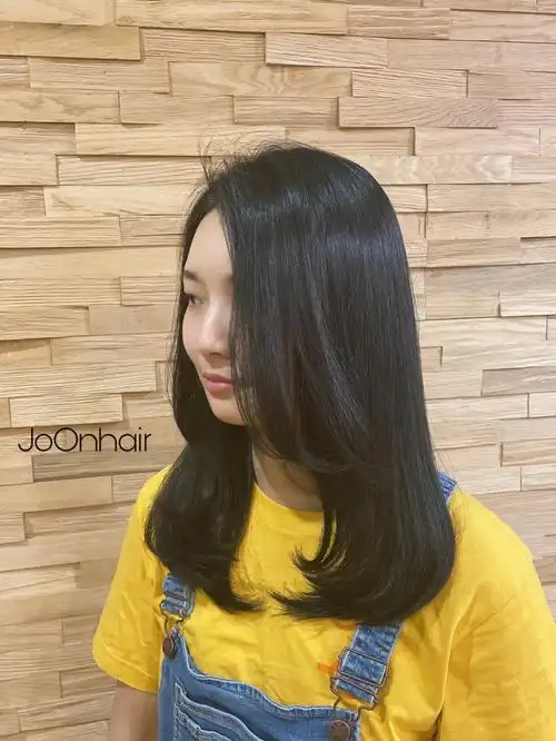 超自然有光泽的拉直数码烫