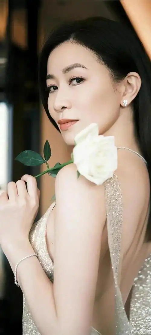 港姐佘诗曼身材曼妙凹凸有致颜值和气质无可挑剔