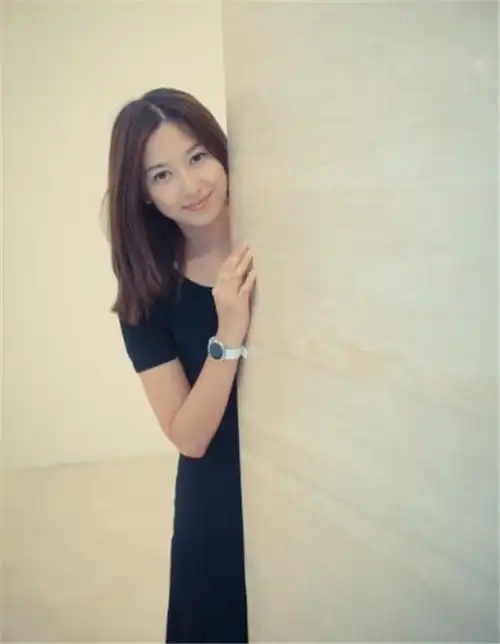 智慧与美貌并存 华为美女员工为荣耀手环zero代言