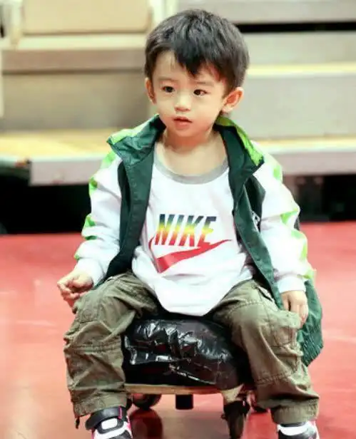 谢振轩学霸属性显露,连连跳级懂事帅气,已成学校万人迷