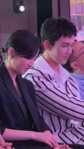 吴磊与张子枫#这眼神绝对带着爱意啊-全民小视频