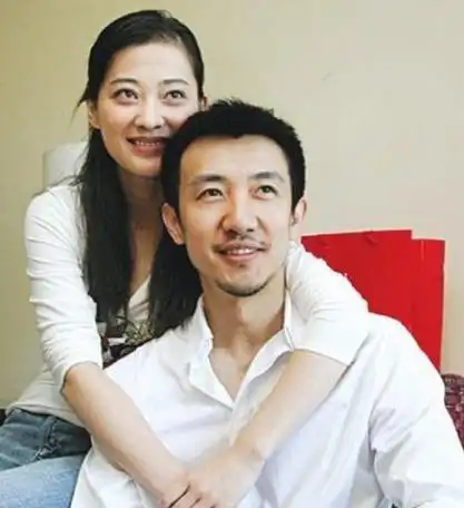 当时鄢颇就是为了梅婷才做了导演,但两人的婚姻还是定格在了2007年.