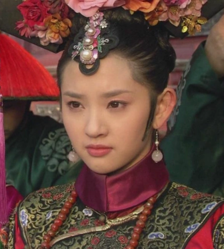 她是甄嬛传中的祺贵人剧中被乱棍打死剧外美得不像话