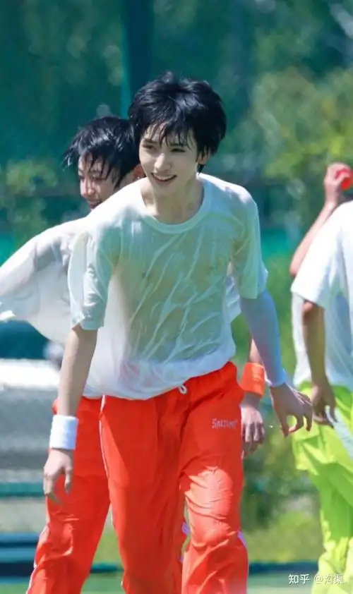 严浩翔的撩人腹肌!请严浩翔同学看掉这条直接划过!