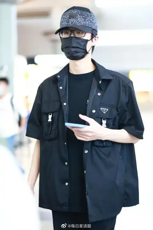 2022年8月12日,湖南长沙,许嵩黑色系穿搭现身黄花机场.#许嵩#许嵩超话