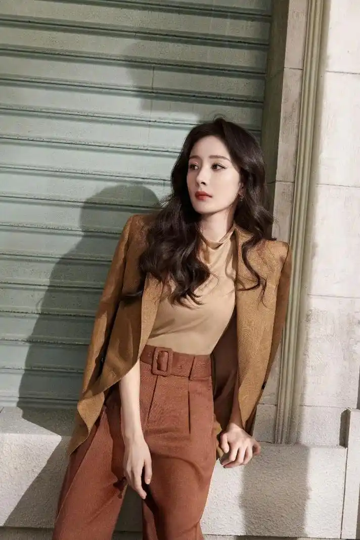 杨幂工作室分享一组冬意满满的随拍,杨幂身穿棕色西服搭配同色系直筒