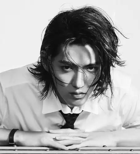 吴亦凡黑白湿发造型3200x2400分辨率查看