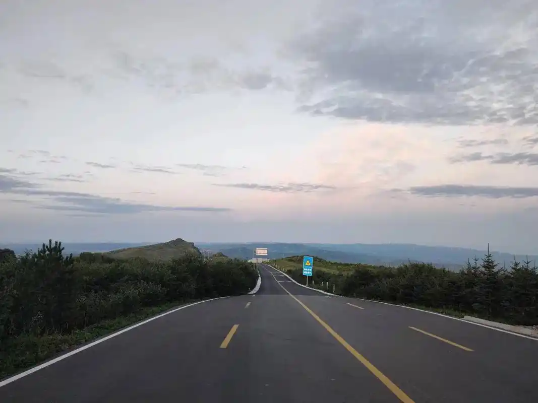 那年驱车路过草原天路,被当时的美景所震撼,落日的余 - 抖音
