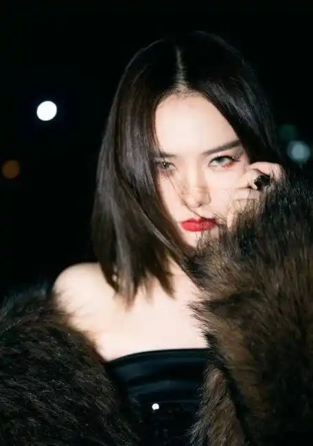 37岁戚薇活动图曝光,真人巨瘦白皙,网友表示脸只有女生拳头大_李承铉