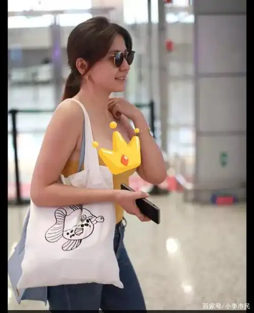 热依扎吊带装现身机场不惧走光,没想到你是这样的檀棋,真豪放!