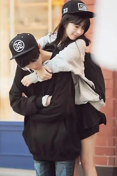 恋爱中的小情侣 这些简单的动作拍照最适合你们秀恩爱