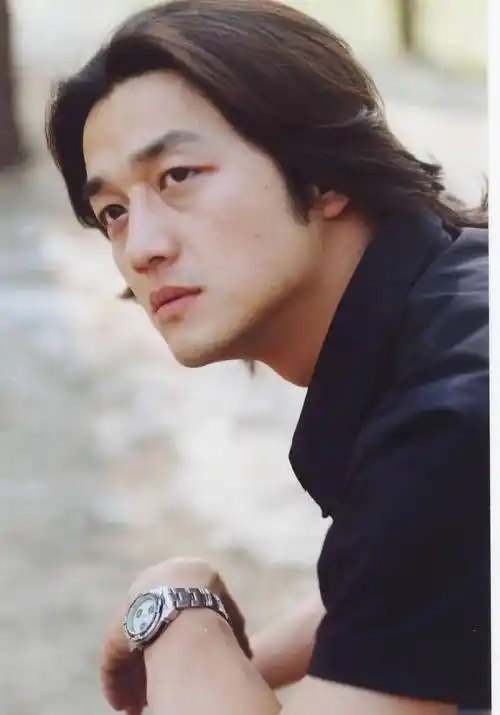 "天后"王菲情史丰富,第一任窦唯,年轻时帅的无敌的六零后北京小哥